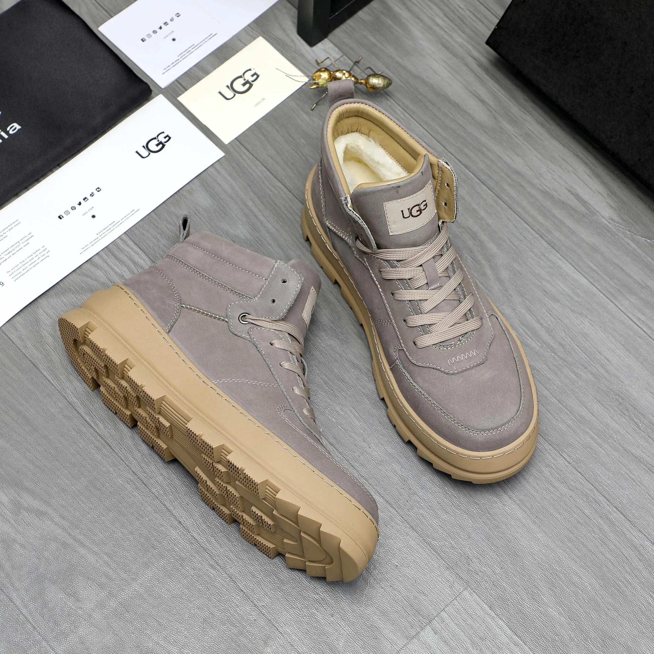 P620 Product trademark: "UGG" Gaobang men's shoes Regular size: 39-44 Product materials: Selected nubuck leather upper, wool lining, original outsole